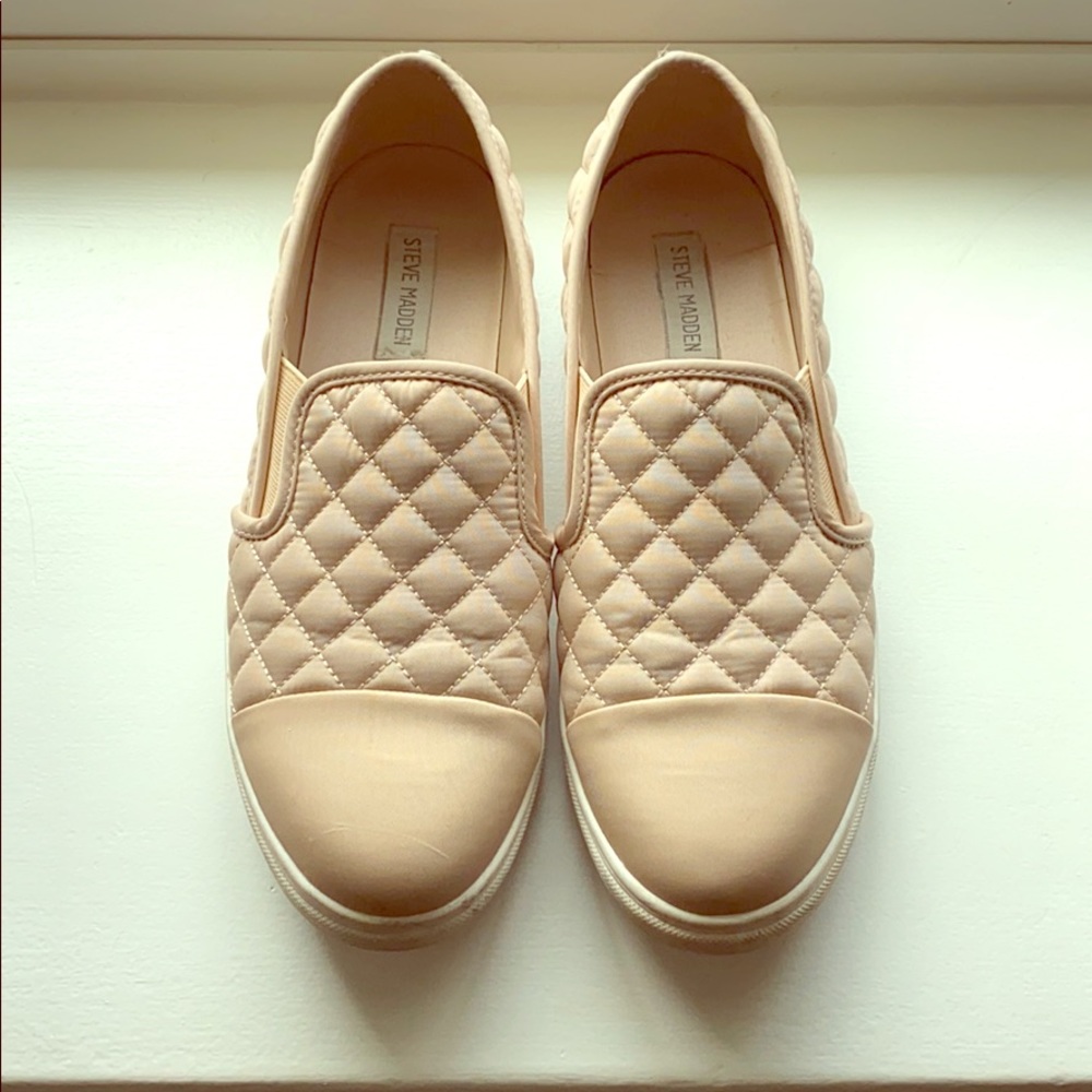 Steve Madden tan quilted slip on